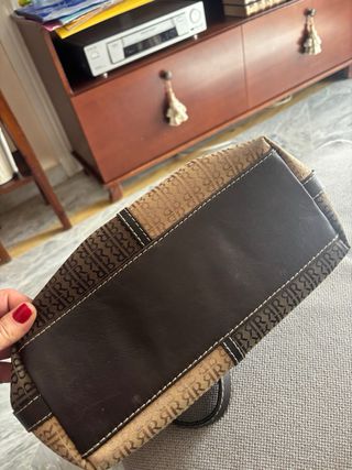 Bolso de piel beige y marrón Pedro Rogado.