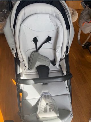 Carro de bebé gris