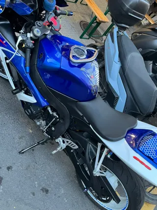 Suzuki GSX-R Sportbike Azul y Blanca