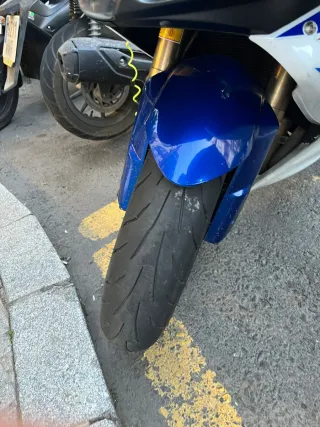Suzuki GSX-R Sportbike Azul y Blanca