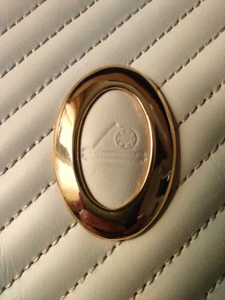 Bolso de mano de piel blanco- crudo y dorado