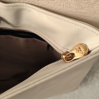 Bolso de mano de piel blanco- crudo y dorado