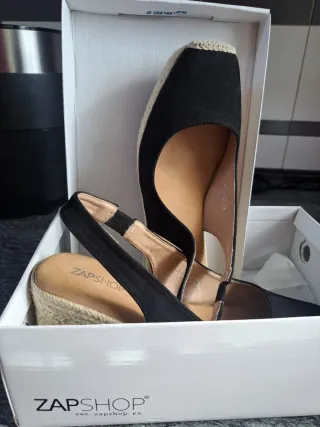 Sandalias cuña negras y beige Talla 39