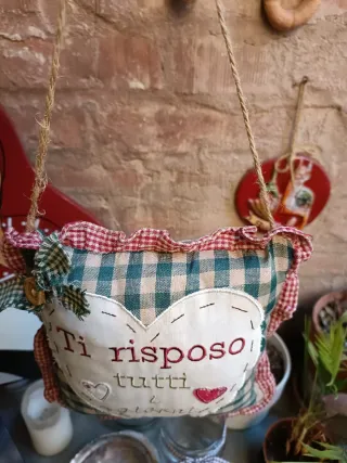 Cuscino decorativo a cuore con scritta