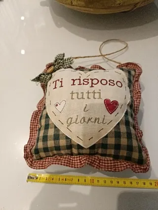 Cuscino decorativo a cuore con scritta