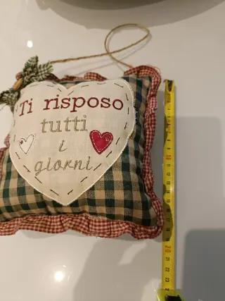 Cuscino decorativo a cuore con scritta