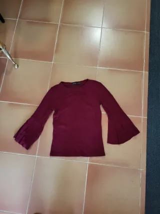 Camiseta burdeos con mangas acampanadas