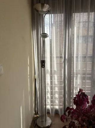 2 Sillones ,6 Sillas Tapizadas, mesa y lampara pie