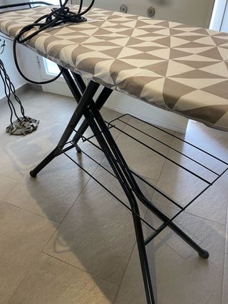 Tabla de planchar grande plegable con enchufe.