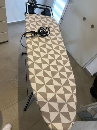 Tabla de planchar grande plegable con enchufe.