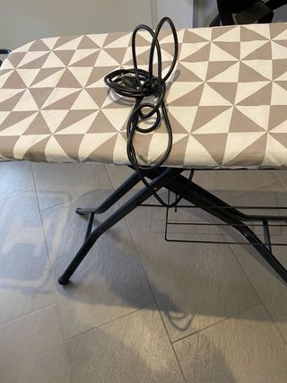Tabla de planchar grande plegable con enchufe.