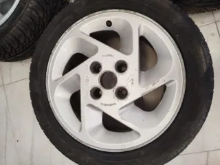 Llantas Ford Escort RS Turbo con neumático