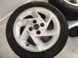 Llantas Ford Escort RS Turbo con neumático