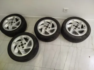 Llantas Ford Escort RS Turbo con neumático