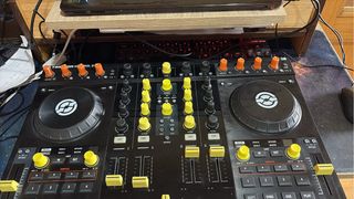 Traktor Kontrol S4 + licencia tracktor pro 2 + cas