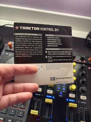 Traktor Kontrol S4 + licencia tracktor pro 2 + cas