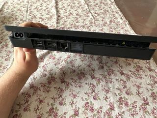 Sony PS4 slim Negra  con mandos y juegos