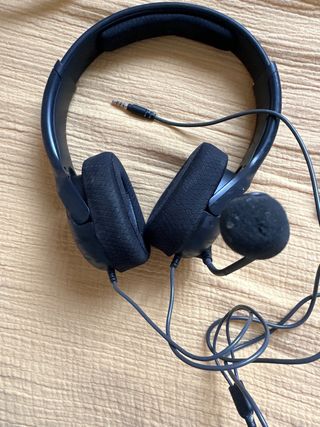 Sony PS4 slim Negra  con mandos y juegos