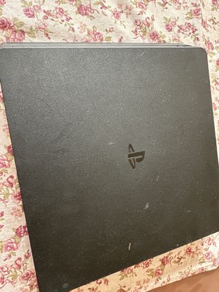 Sony PS4 slim Negra  con mandos y juegos