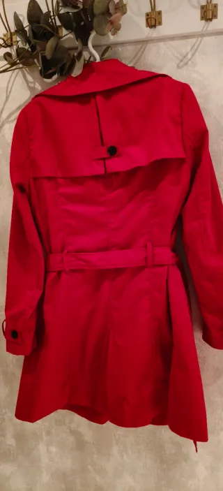 Gabardina Stradivarius Roja Talla S