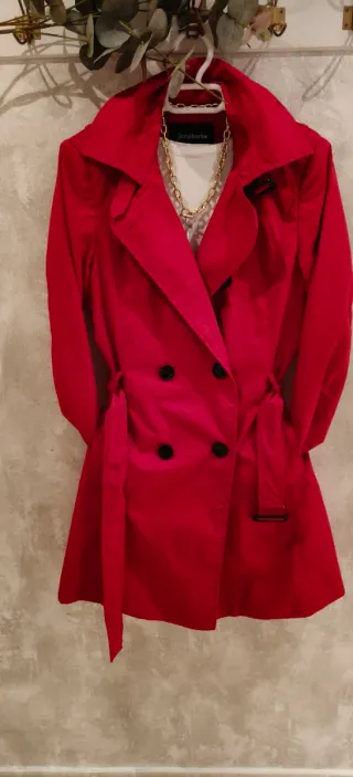 Gabardina Stradivarius Roja Talla S