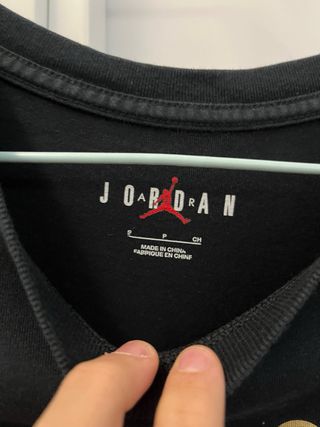 Camiseta Jordan Negra y Dorada