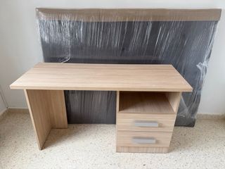 Escritorio de madera.