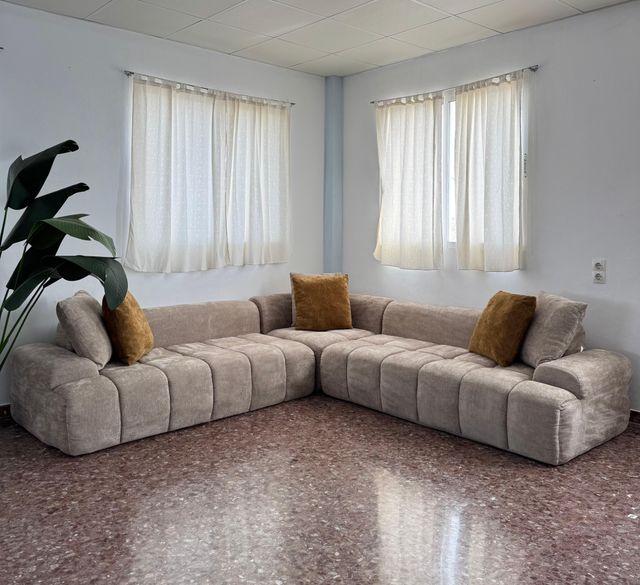 Sofá rinconera moderno con cojines
