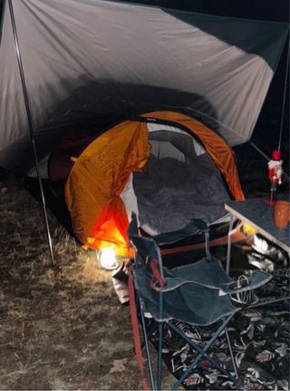 Tienda de campaña naranja Quechua