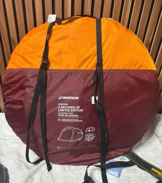 Tienda de campaña naranja Quechua
