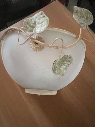 Lámpara de pared dorada y blanca