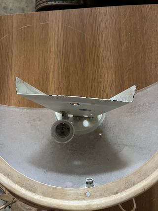 Lámpara de pared dorada y blanca