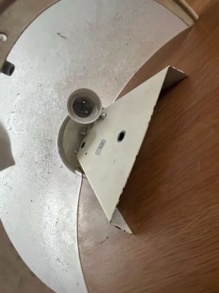 Lámpara de pared dorada y blanca