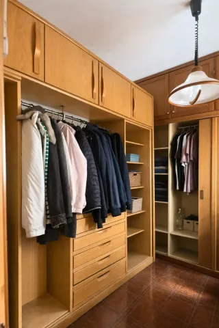 Armario grande de madera – buen estado color beige