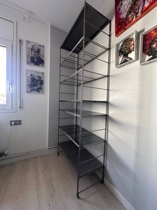 Estantería metálica modular gris. Ikea PETER