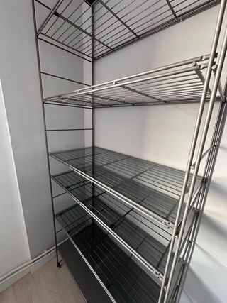 Estantería metálica modular gris. Ikea PETER