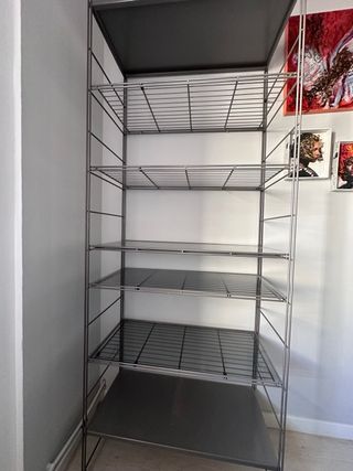 Estantería metálica modular gris. Ikea PETER