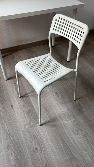 Silla blanca de plástico y metal: