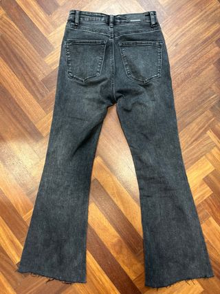 Pantalón vaquero negro acampanado