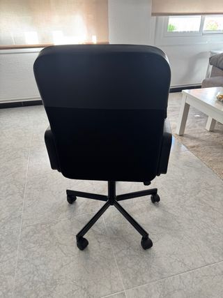 Silla de escritorio negra con ruedas