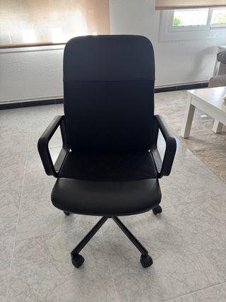 Silla de escritorio negra con ruedas