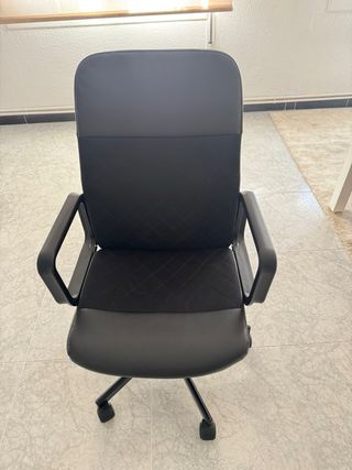 Silla de escritorio negra con ruedas