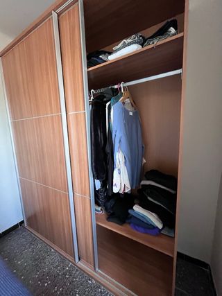 Armadio con ante scorrevoli in melaminico color ciliegio