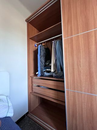 Armadio con ante scorrevoli in melaminico color ciliegio