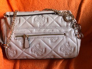 Bolso Guess Gris Claro con dibujo acolchado