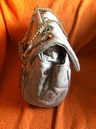 Bolso Guess Gris Claro con dibujo acolchado