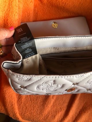 Bolso Guess Gris Claro con dibujo acolchado