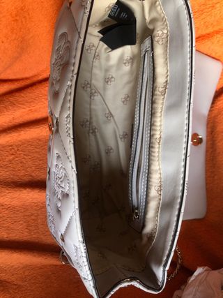 Bolso Guess Gris Claro con dibujo acolchado