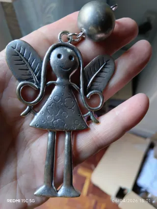 Colgante Niña Plateada con Alas