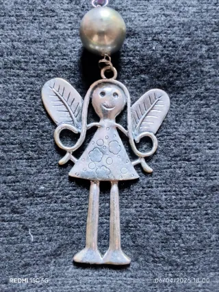 Colgante Niña Plateada con Alas